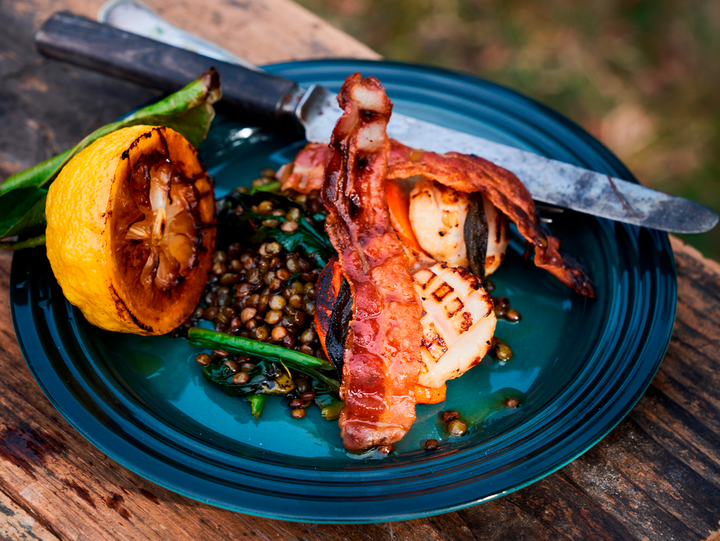 Stegte kammuslinger med linsesalat og sprød pancetta