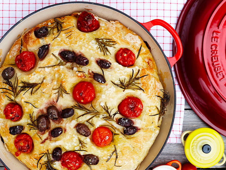 Focaccia med oliven og tomater