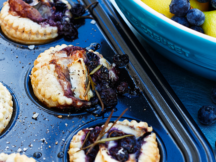 Minitærter med gedeost og blåbær