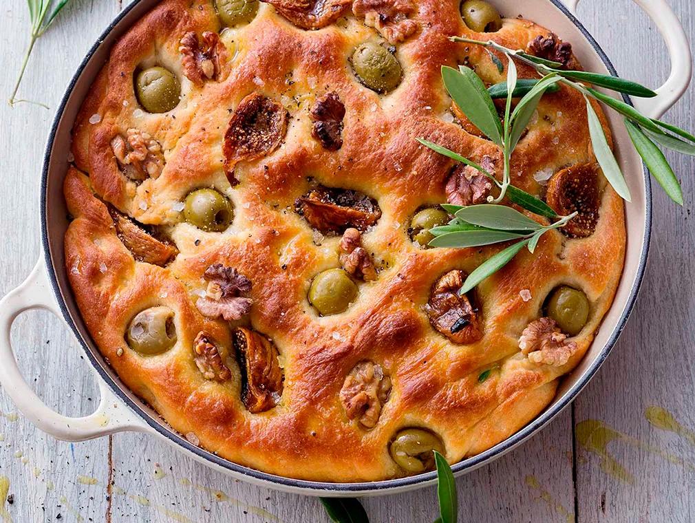 Focaccia med oliven, valnødder og tørrede figner