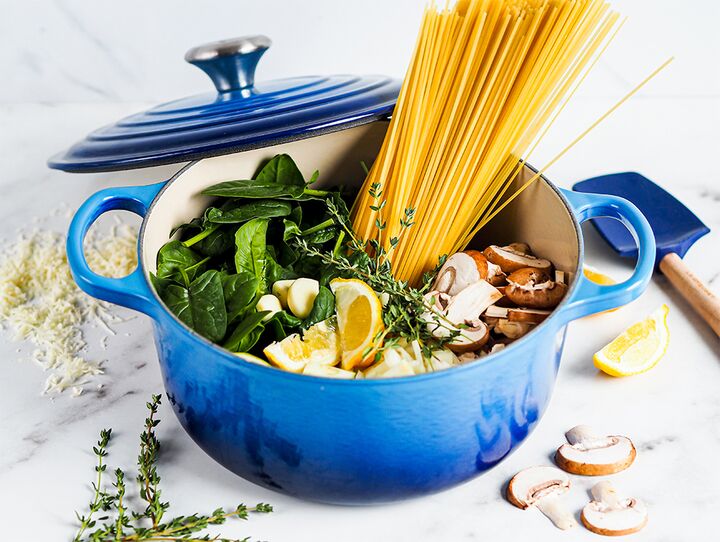 Vegetarisk one pot pasta med svampe, squash og spinat